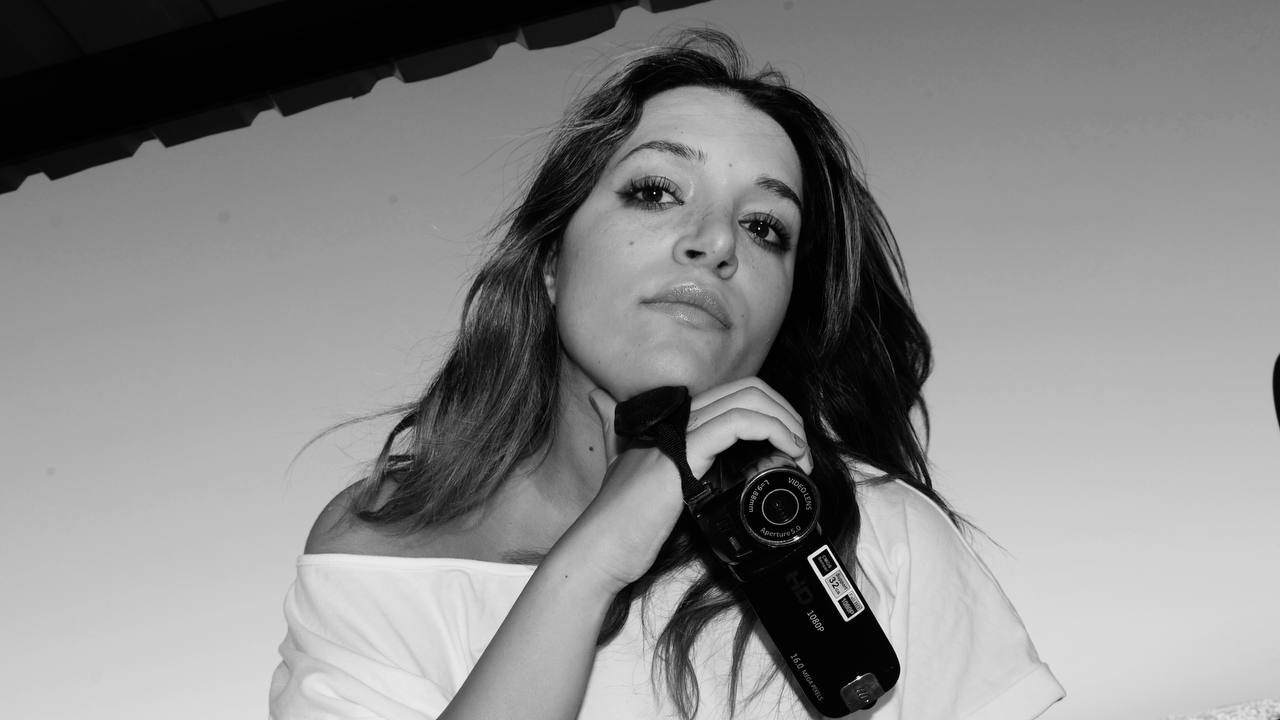 Portraitbild von Jana Hammoudeh mit Camcorder in der Hand