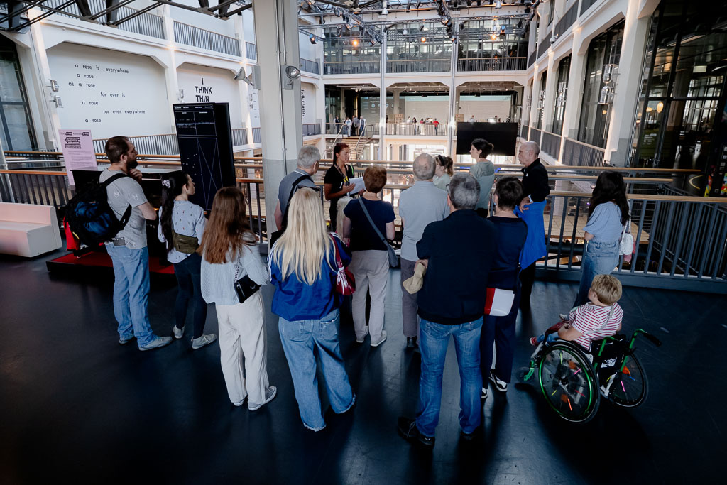 Zu sehen ist eine Gruppe, die an einer Führung teilnimmt. 