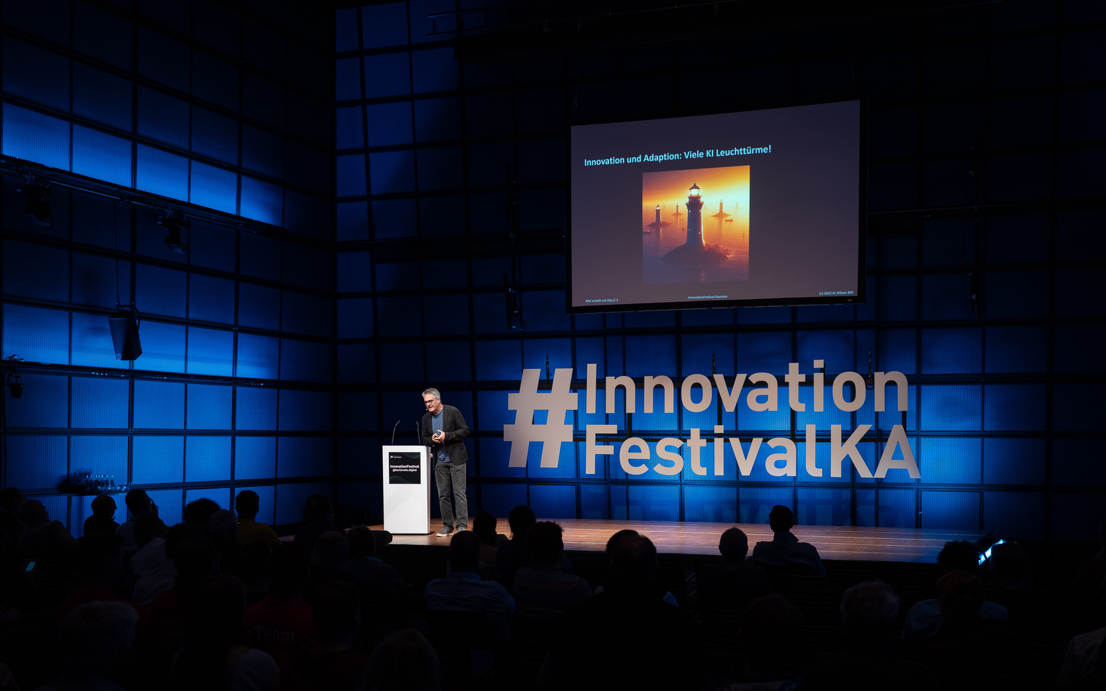 Eine Präsentation im Medientheater des ZKM