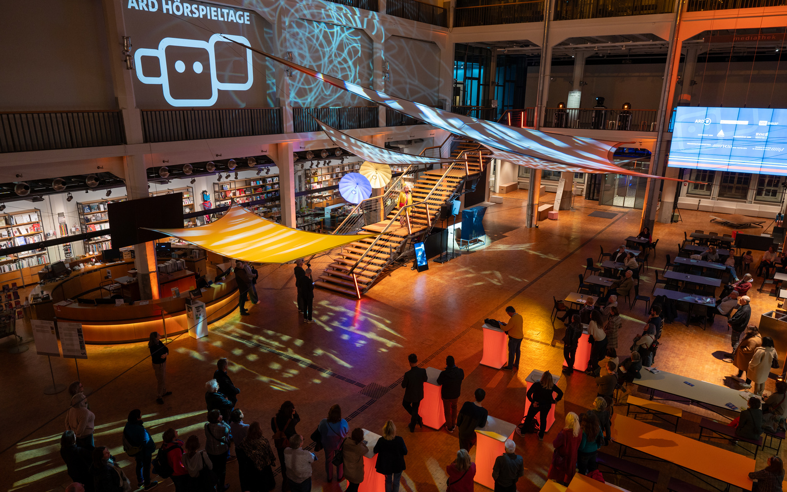 ZKM Foyer mit bunten Lichtern, Abendstimmung - ARD Hörspieltage 