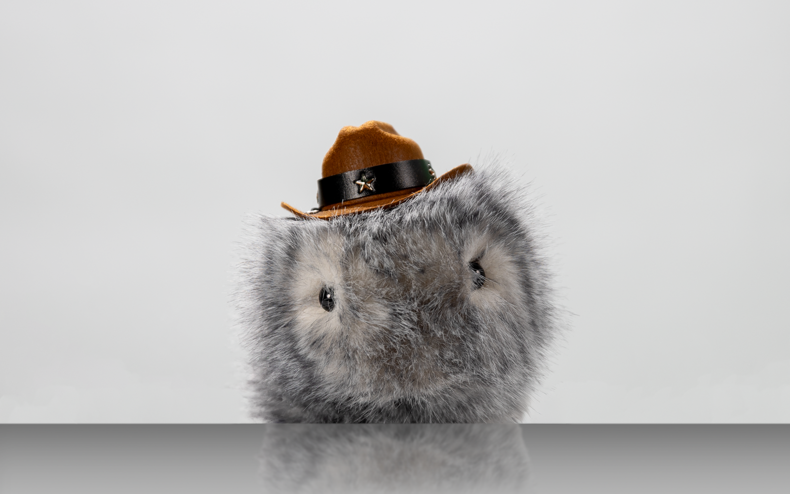 Porträt eines Kuscheltiers vor weißem Hintergrund.