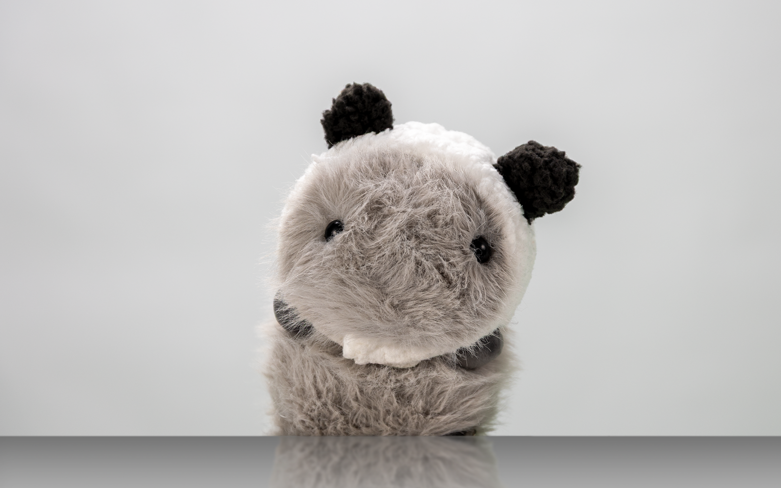 Porträt eines Kuscheltiers vor weißem Hintergrund.