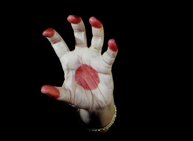 Hand bemalt mit weiß und rot, schwarzer Hintergrund