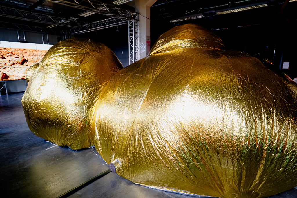 Goldene Kuppeln vor einer Marslandschaft