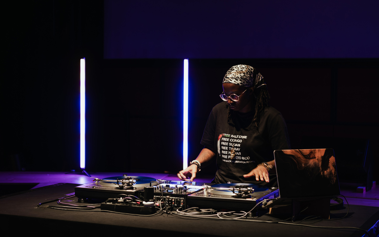 Zu sehen ist NikNak an einem DJ-Controller. 