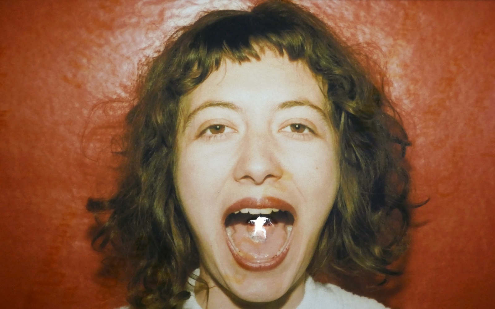 Zu sehen ist das Gesicht einer Person mit offenem Mund. 