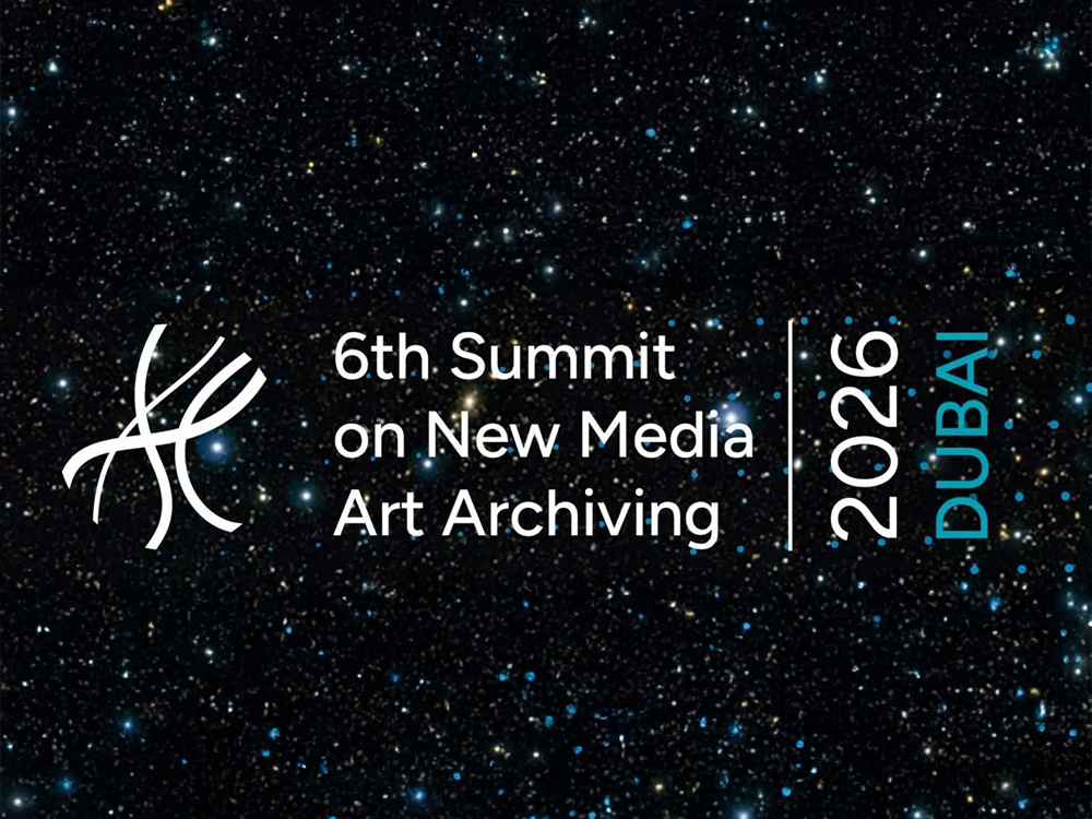 Schrift "6th Summit New Media Art Archiving" vor einem schwarzen Sternenhimmel
