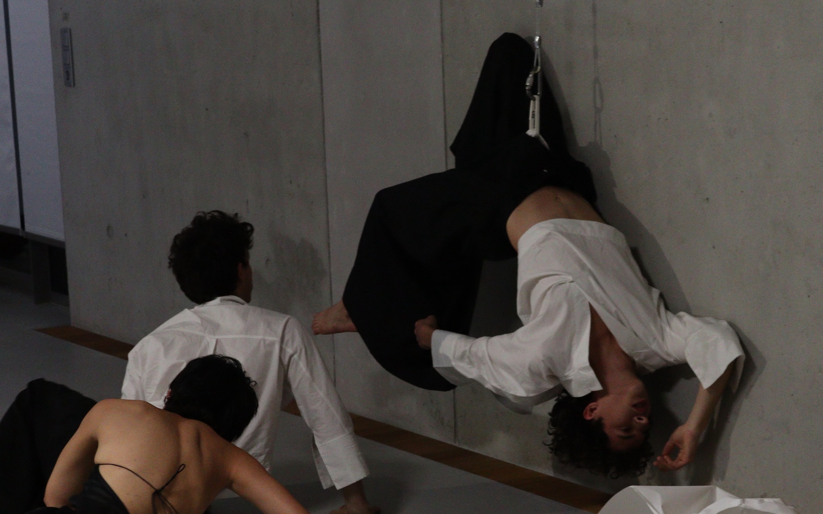 Mehrere Menschen sind zu sehen, während sie eine Tanzperformance aufführen.