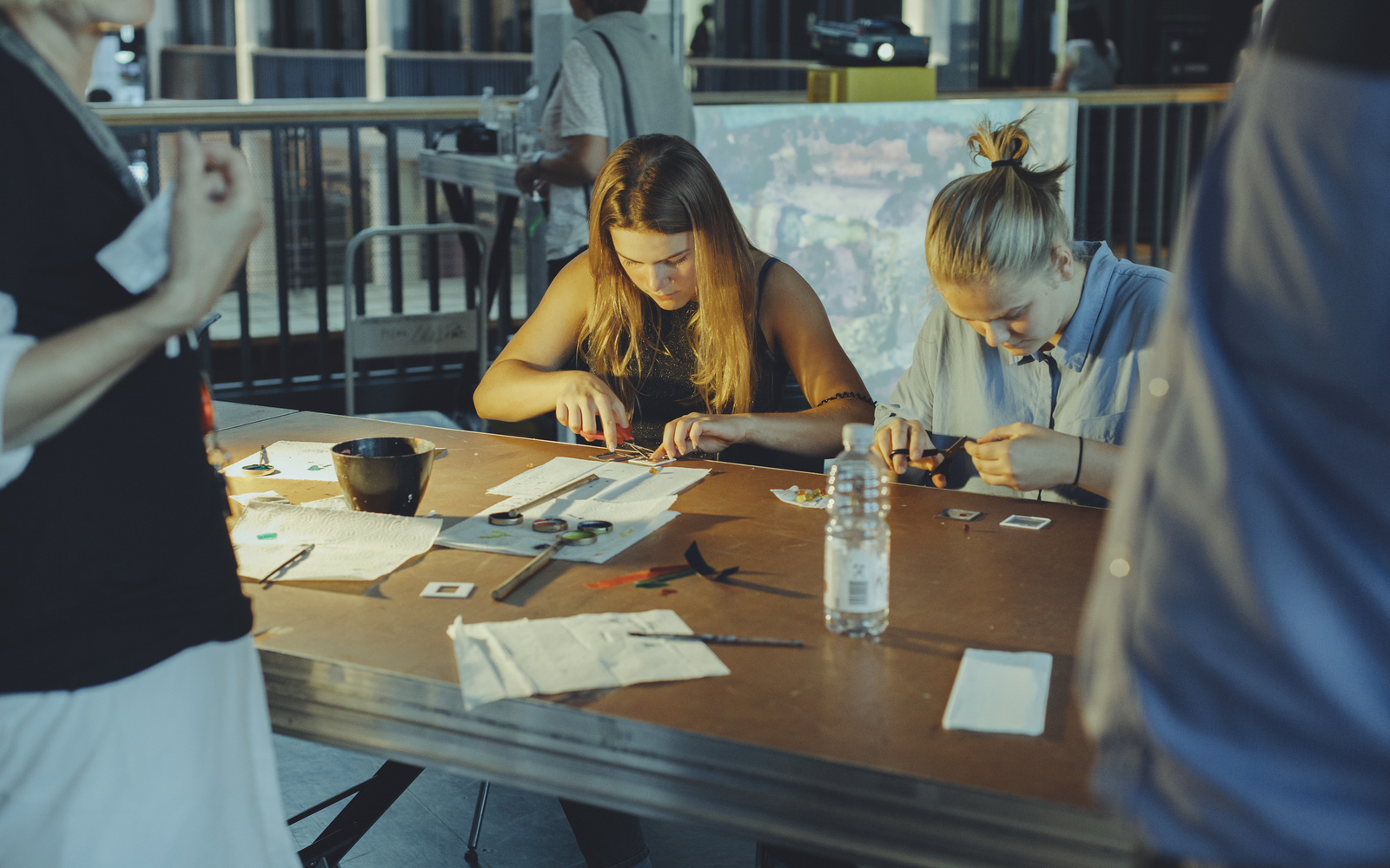 Zu sehen sind mehrere Personen, die gemeinsam basteln. 