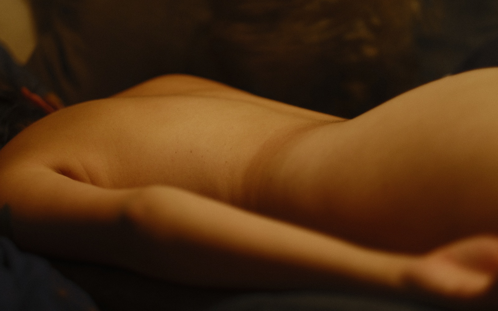 Zu sehen ist der unbekleidete Körper einer Person.