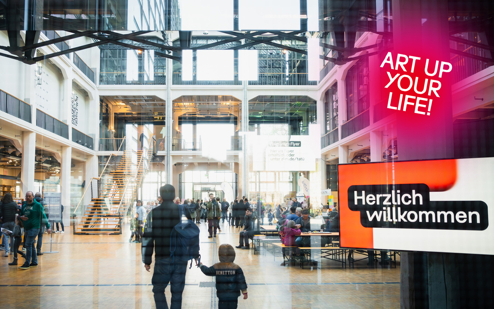 Zu sehen ist die Eingangsansicht des ZKM. 