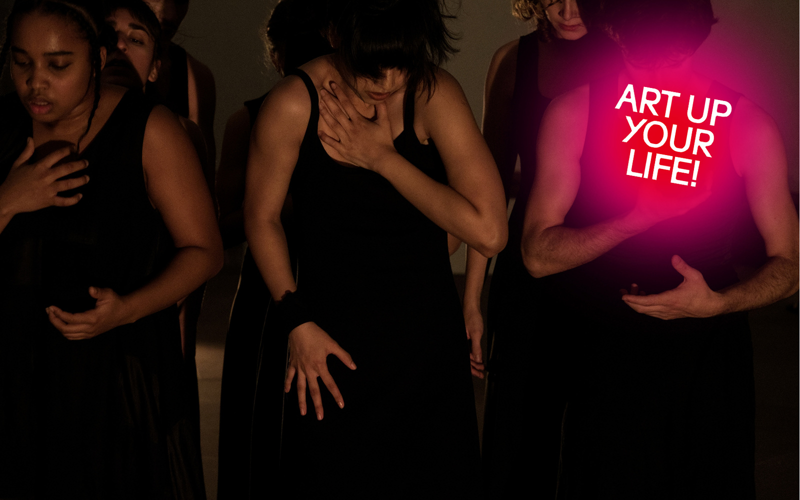 Mehrere Menschen sind stehend zu sehen, während sie eine Tanzperformance aufführen.