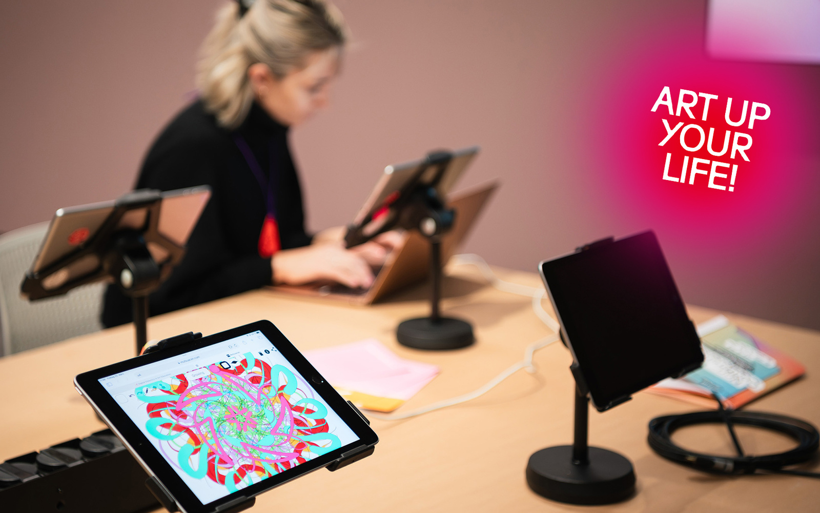 Zu sehen sind mehrere Tablets, die auf einem Tisch stehen.  