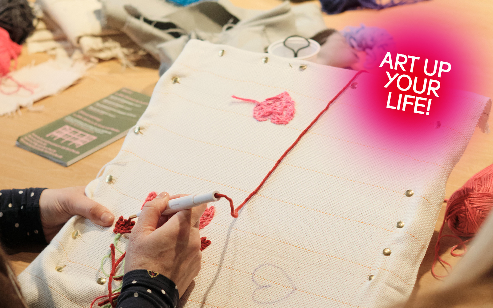 Zwei Personen bei einem Tufting-Workshop.