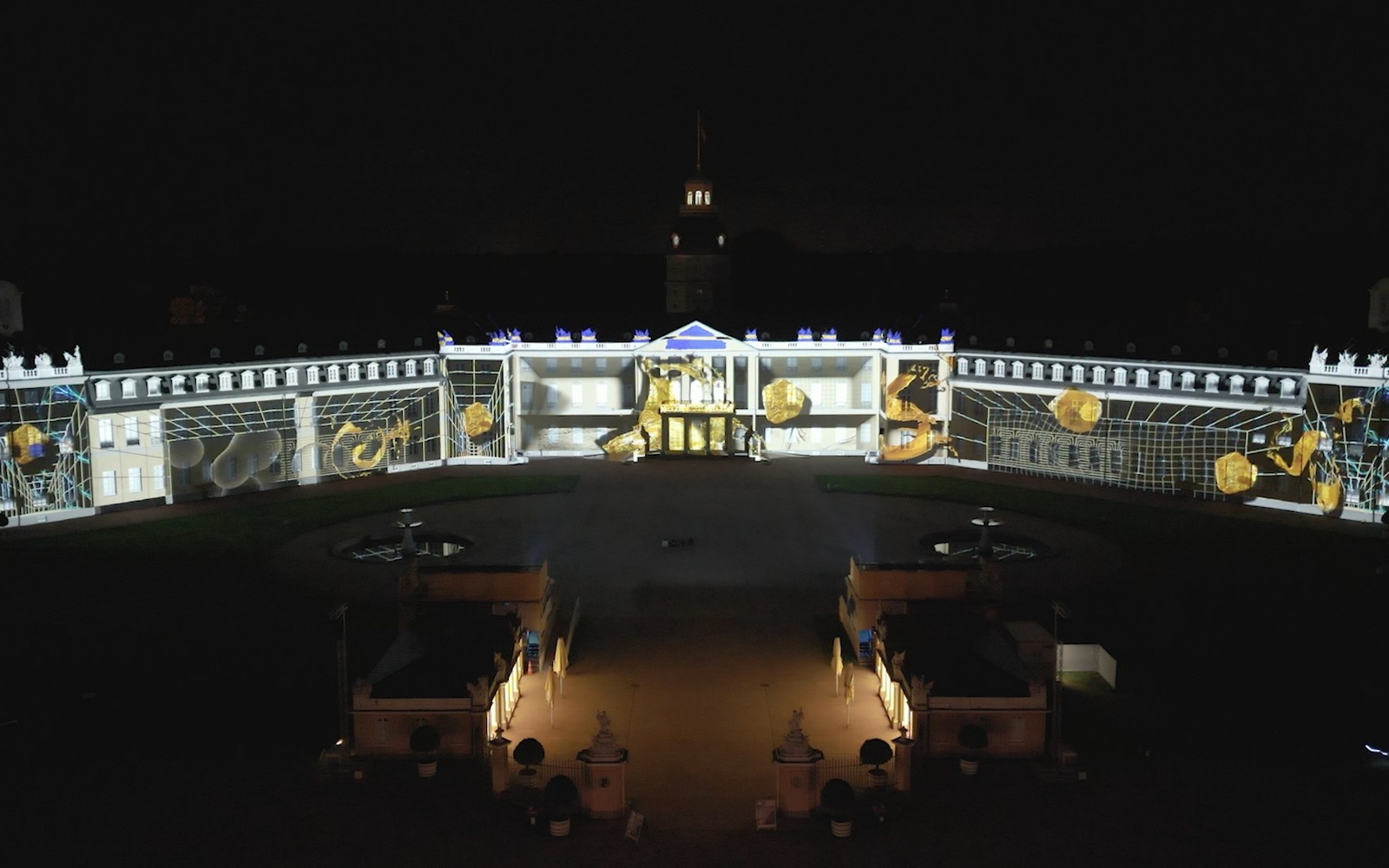 Zu sehen ist die beleuchtete Fassade des Karlsruher Schlosses.