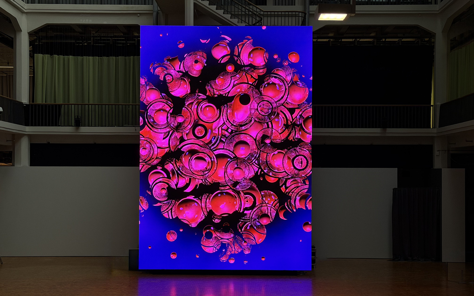 Ein riesiger Bildschirm, auf dem ein abstraktes Kunstwerk zu sehen ist.