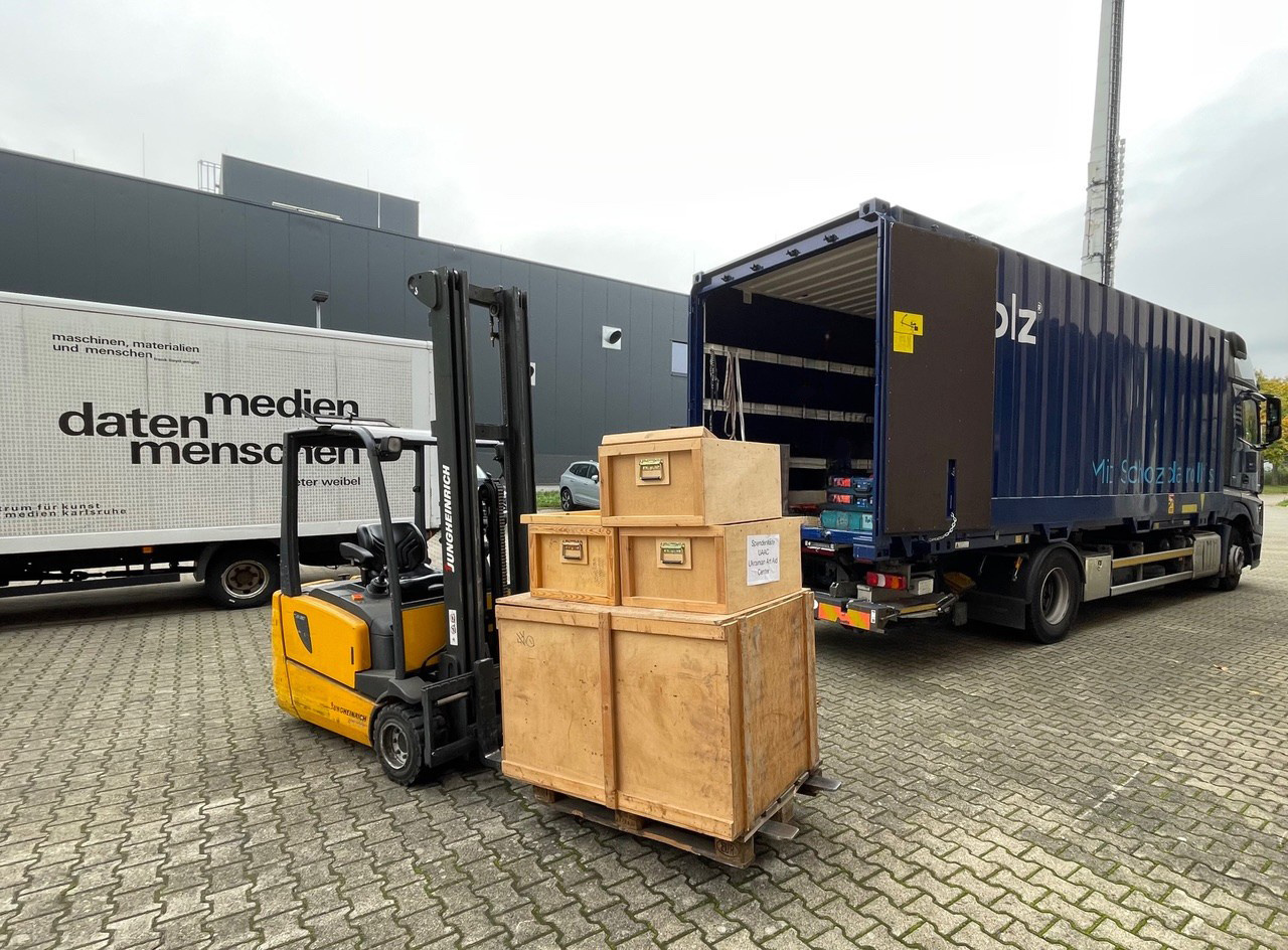 Ein LKW des ZKM | Karlsruhe mit Holzkisten für ukrainisches Kulturgut.