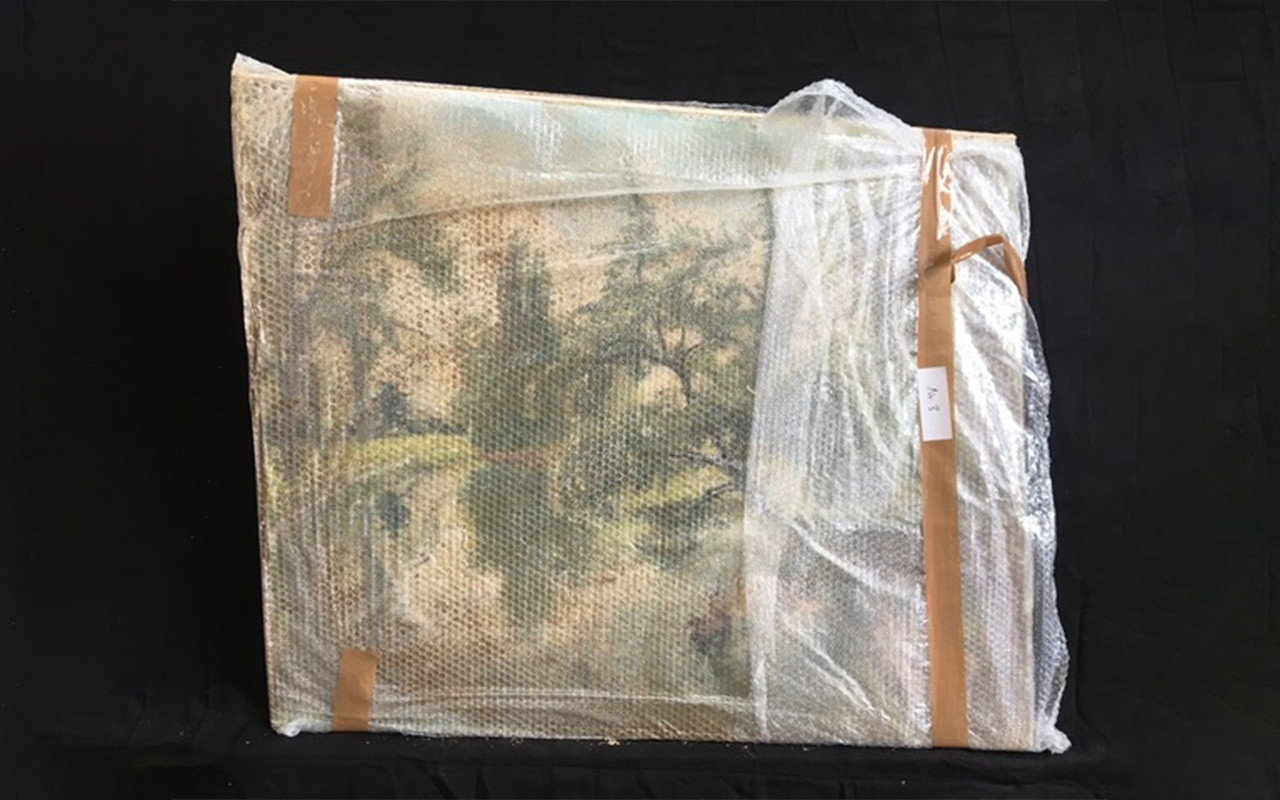 Ein in Luftpolsterfolie verpacktes Gemälde.