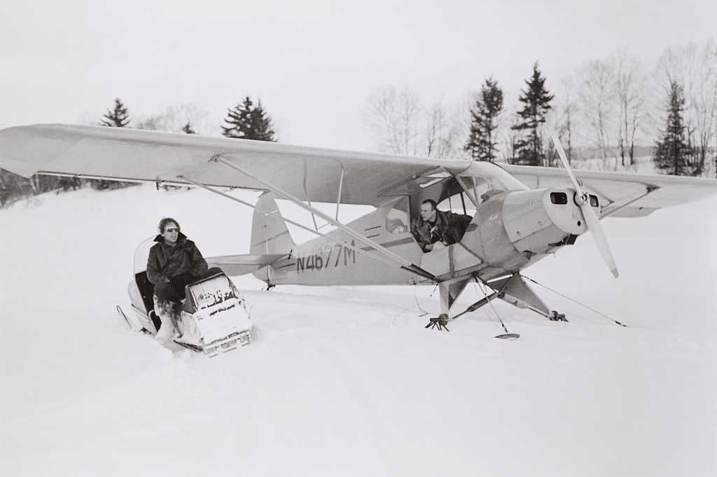 Gerry Schum und Dennis Oppenheim während der Dreharbeiten zu  Dennis Oppenheims  ›Timetrack, Following the Timeborder Between Canada and USA‹, Fort Kent, 17. März 1969, Canada: 2:00 pm, USA: 3:00 pm
