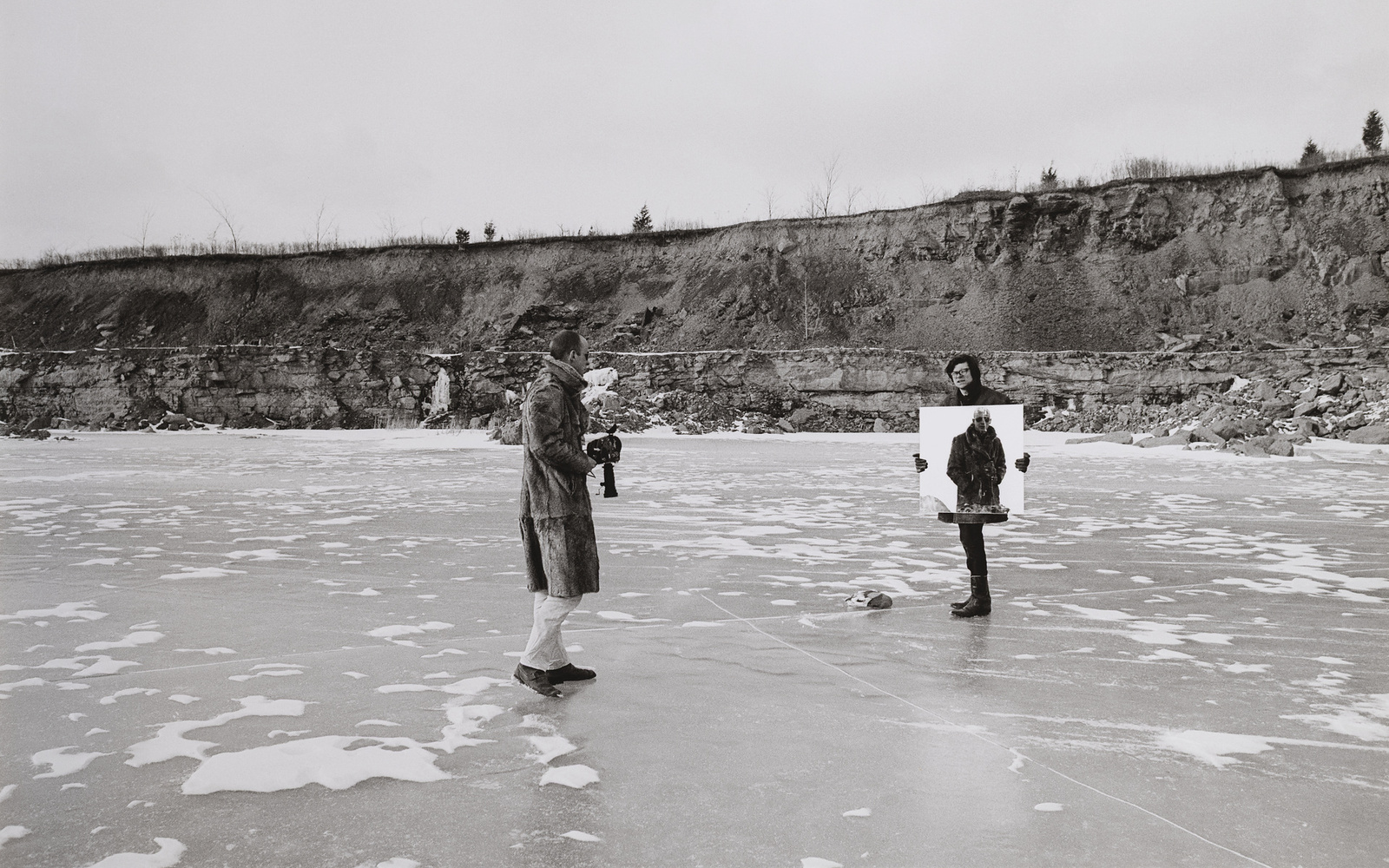 Gerry Schum und Robert Smithson während der Dreharbeiten zu ›Fossil Quarry Mirror with Four Mirror Displacements‹, Cayuga Lake Region, New York State, März 1969