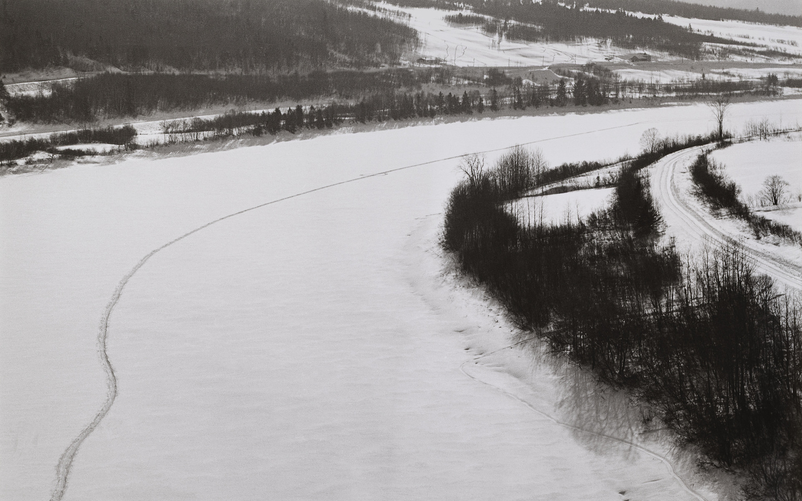Blick aus dem Flugzeug während der Dreharbeiten zu  Dennis Oppenheims  ›Timetrack, Following the Timeborder Between Canada and USA‹, Fort Kent, 17. März 1969, Canada: 2:00 pm, USA: 3:00 pm