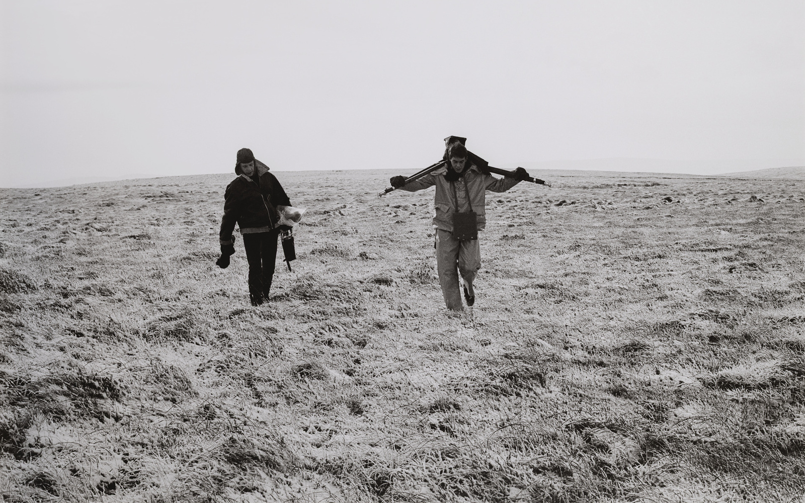 Gerry Schum und Richard Long während der Dreharbeiten zu Richard Longs ›Walking a Straight 10 Mile Line Forward and Back Shooting Every Half Mile‹, Dartmoor, England, 20. Januar 1969