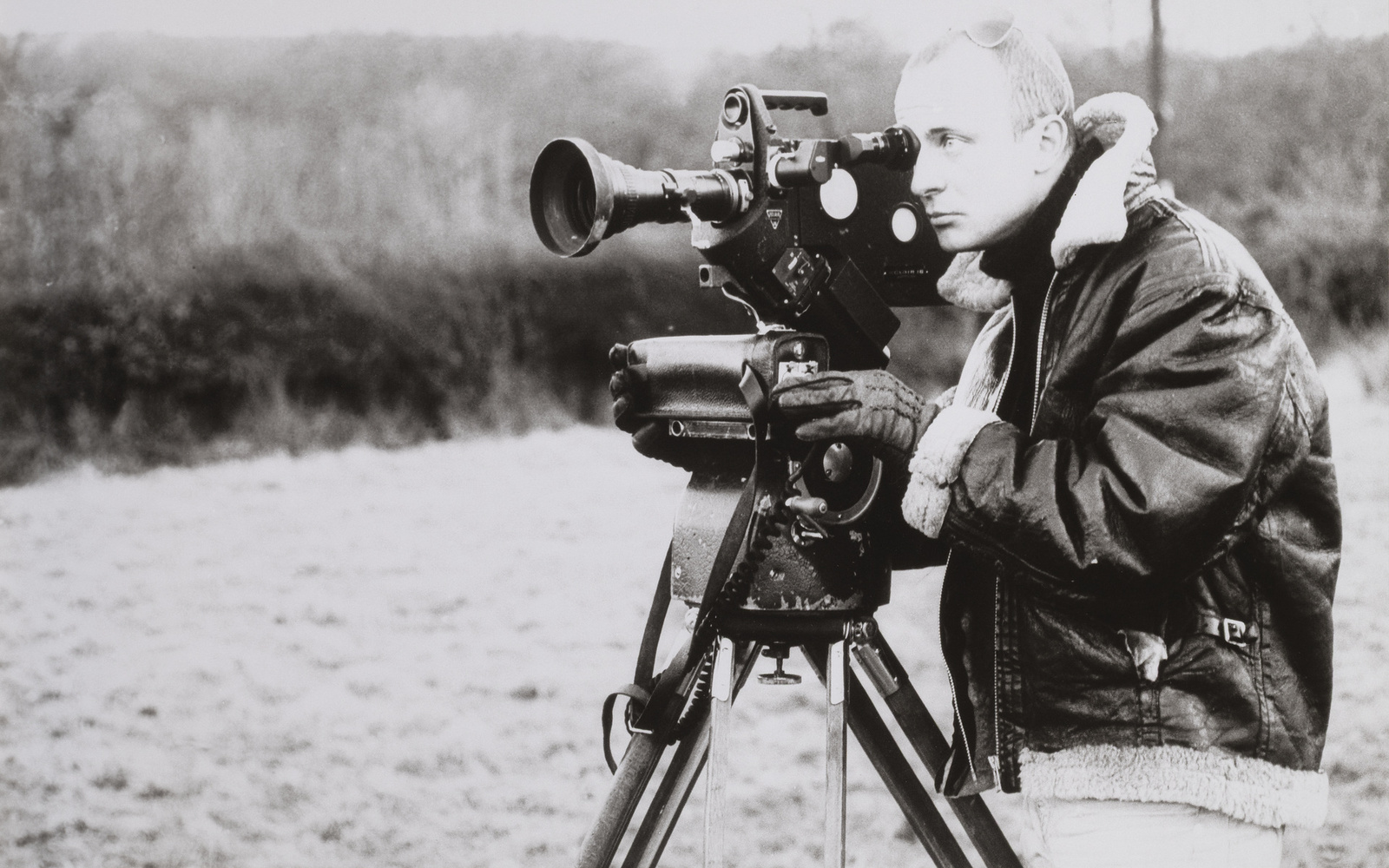 Gerry Schum während der Dreharbeiten zu Richard Longs ›Walking a Straight 10 Mile Line Forward and Back Shooting Every Half Mile‹, Dartmoor, England, 20. Januar 1969