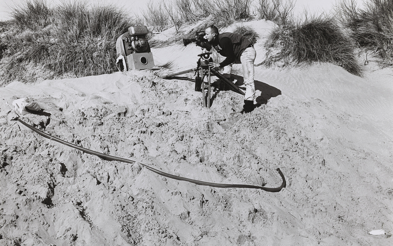 Gerry Schum bei den Dreharbeiten zu Marinus Boezems ›Sand Fountain‹, Camargue, Frankreich, Januar 1969