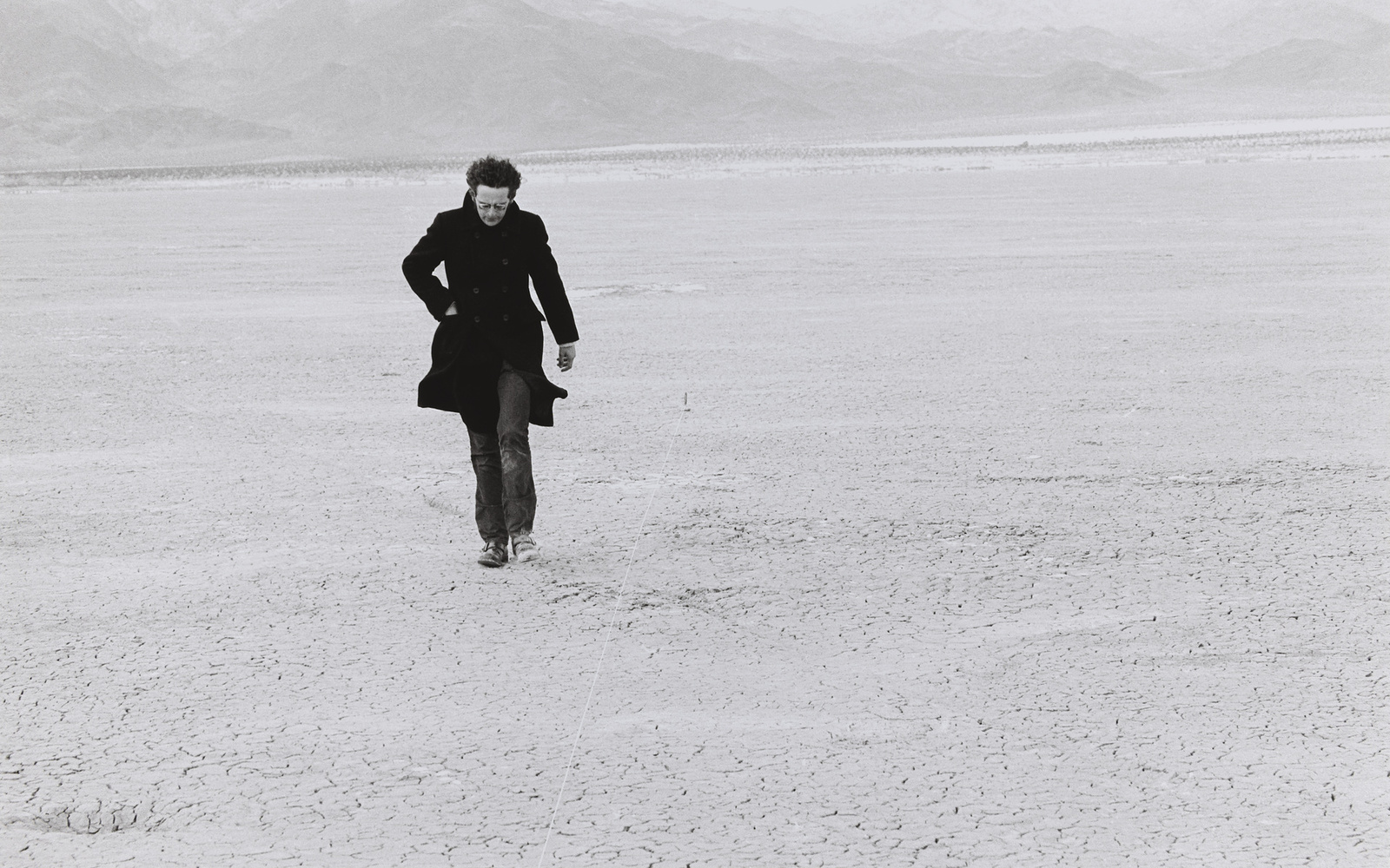 Walter De Maria während der Dreharbeiten zu ›Two Lines Three Circles on the Desert‹, Mojave Desert, Kalifornien, USA, März 1969