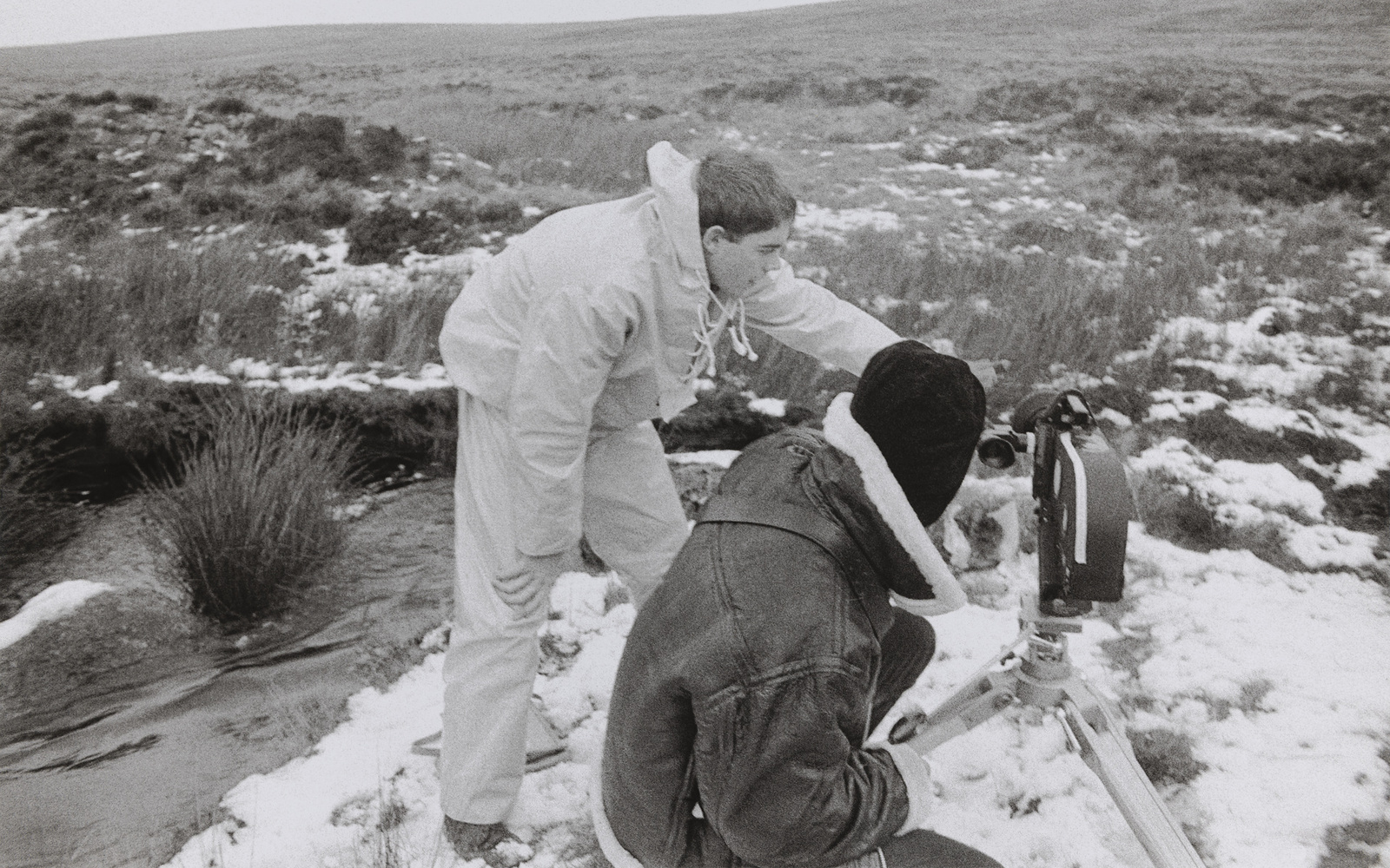 Gerry Schum und Richard Long während der Dreharbeiten zu Richard Longs ›Walking a Straight 10 Mile Line Forward and Back Shooting Every Half Mile‹, Dartmoor, England, 20. Januar 1969