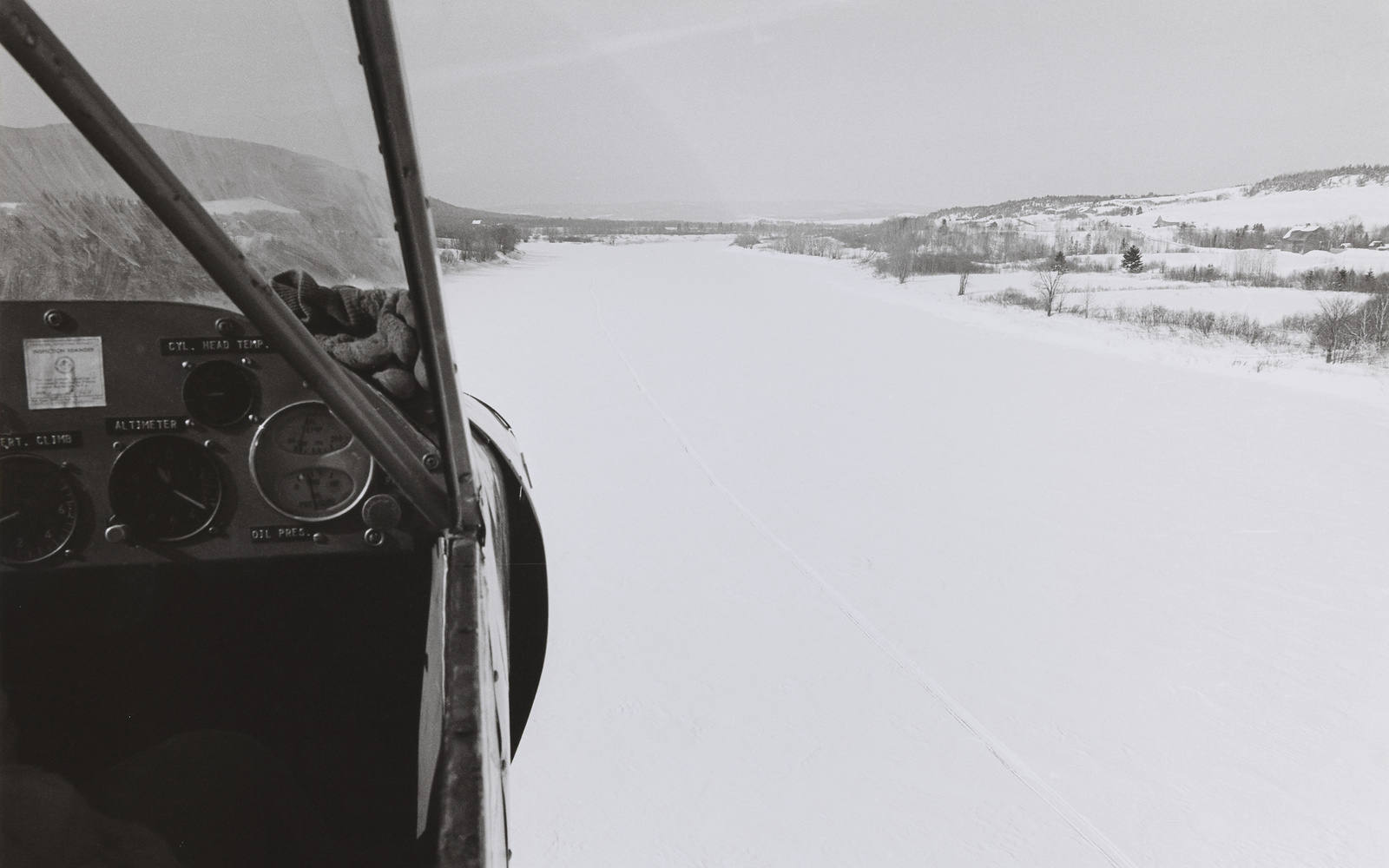Blick aus dem Flugzeug während der Dreharbeiten zu  Dennis Oppenheims  ›Timetrack, Following the Timeborder Between Canada and USA‹, Fort Kent, 17. März 1969, Canada: 2:00 pm, USA: 3:00 pm