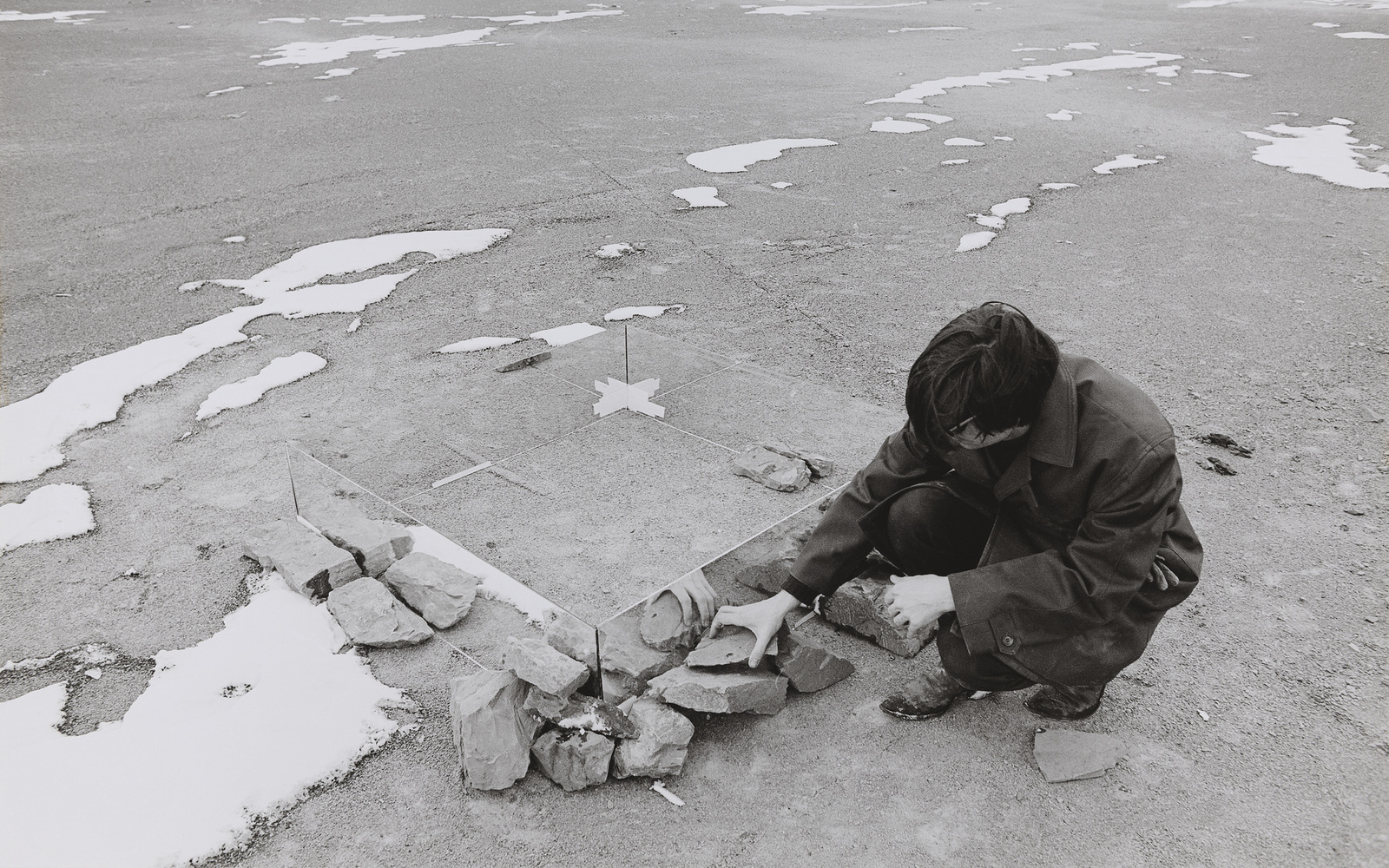 Robert Smithson während der Dreharbeiten zu ›Fossil Quarry Mirror with Four Mirror Displacements‹, Cayuga Lake Region, New York State, März 1969