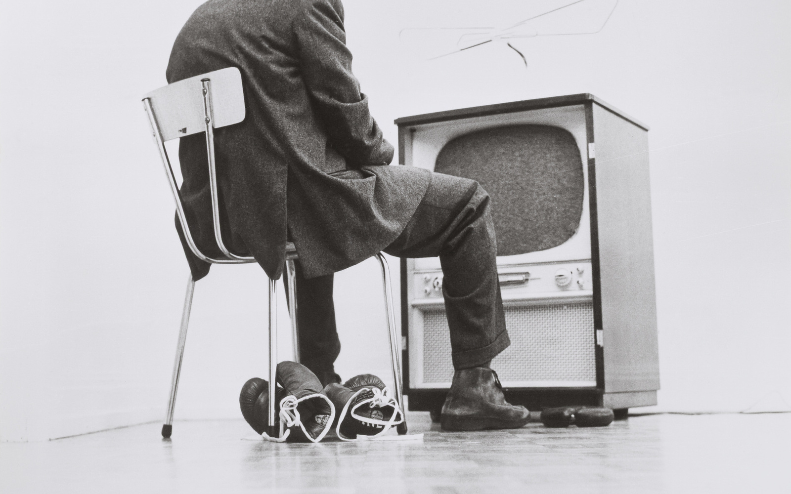 Während der Dreharbeiten zu Joseph Beuys’ ›Filz TV‹. Beitrag für ›IDENTIFICATIONS‹ (II. Fernsehausstellung der Fernsehgalerie Gerry Schum)