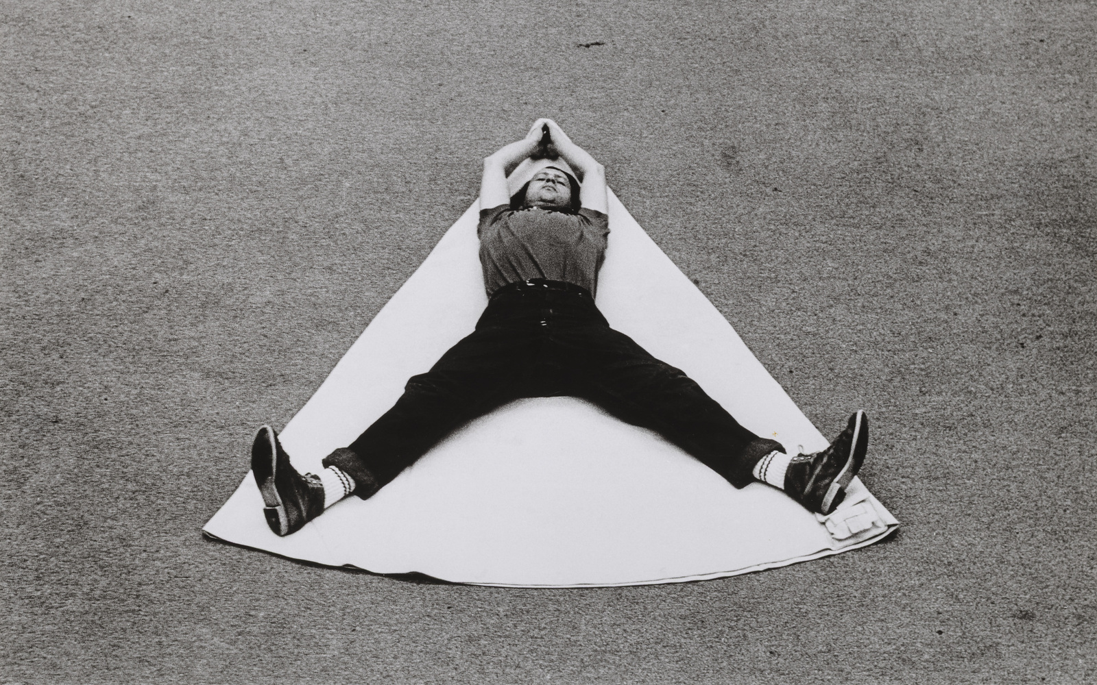 Während der Dreharbeiten zu Franz Erhard Walthers Beitrag für ›IDENTIFICATIONS‹ (II. Fernsehausstellung der Fernsehgalerie Gerry Schum), Hamburg, 1970