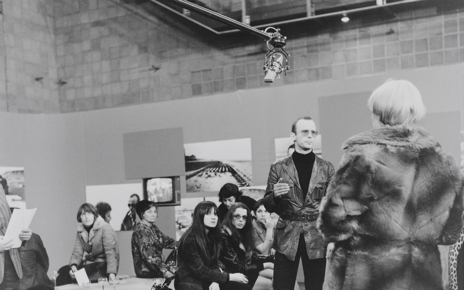Gerry Schum bei der Eröffnungveranstaltung der Fernsehausstellung 'LAND ART' im Studio C des SFB