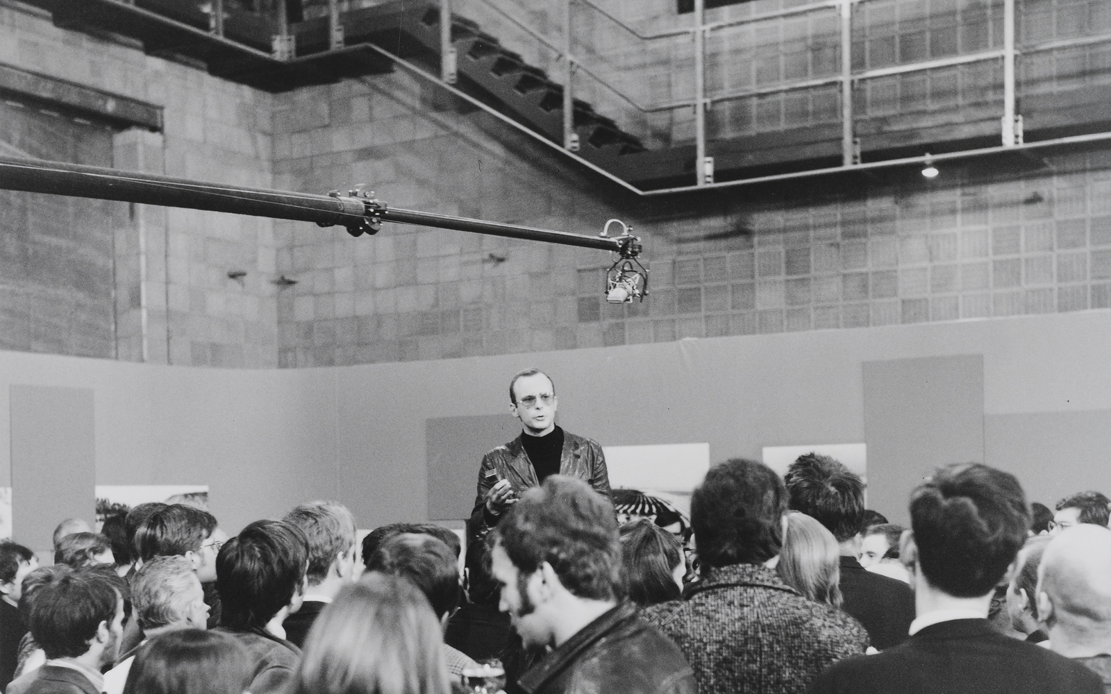 Gerry Schum bei der Eröffnungveranstaltung der Fernsehausstellung 'LAND ART' im Studio C des SFB