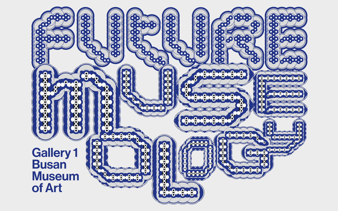 Der Schriftzug "Future Museology" in Blau auf grauem Hintergrund.