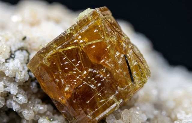 Eine Makroaufnahme eines bernsteinfarbenen Minerals.
