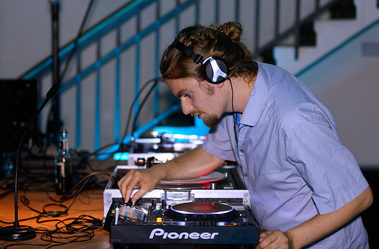 DJ Friday Dunard während eines DJ-Sets auf dem ZKM_Musikbalkon im Rahmen des Festivals »Sonic Experiments« im Juli 2015.