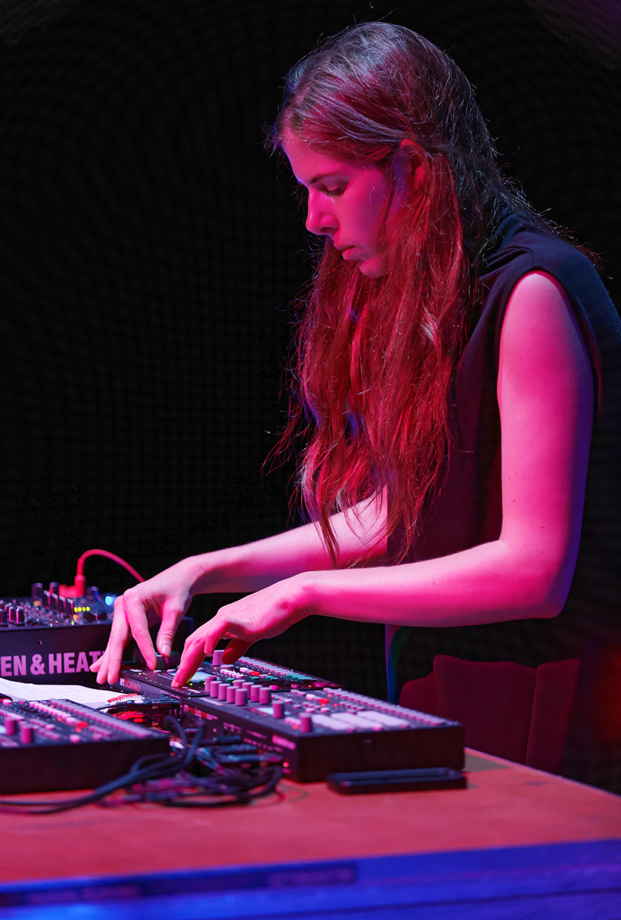 Die Musikerin und Produzentin Laurel Halo während ihres Auftritts im ZKM-Kubus im Rahmen des Festivals »Sonic Experiments« im Juli 2015.