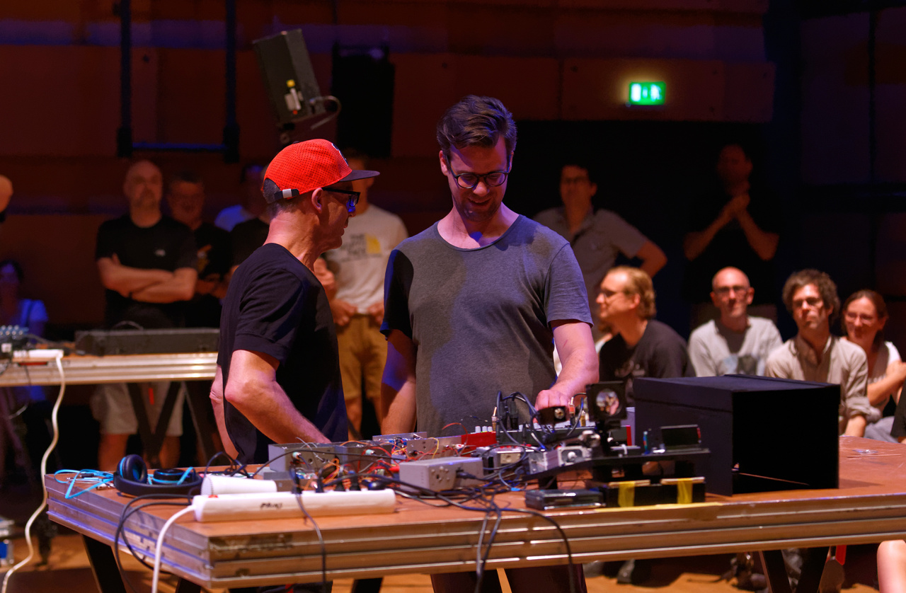 Martijn van Boven zusammen mit Gert-Jan Prins während ihrer Performance »Black Smoking Mirror« im ZKM-Kubus im Rahmen des Festivals »Sonic Experiments« im Juli 2015.