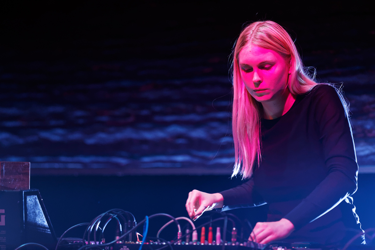 Die Klangkünstlerin Puce Mary während ihres Auftritts im ZKM-Kubus im Rahmen des Festivals »Sonic Experiments« im Juli 2015.