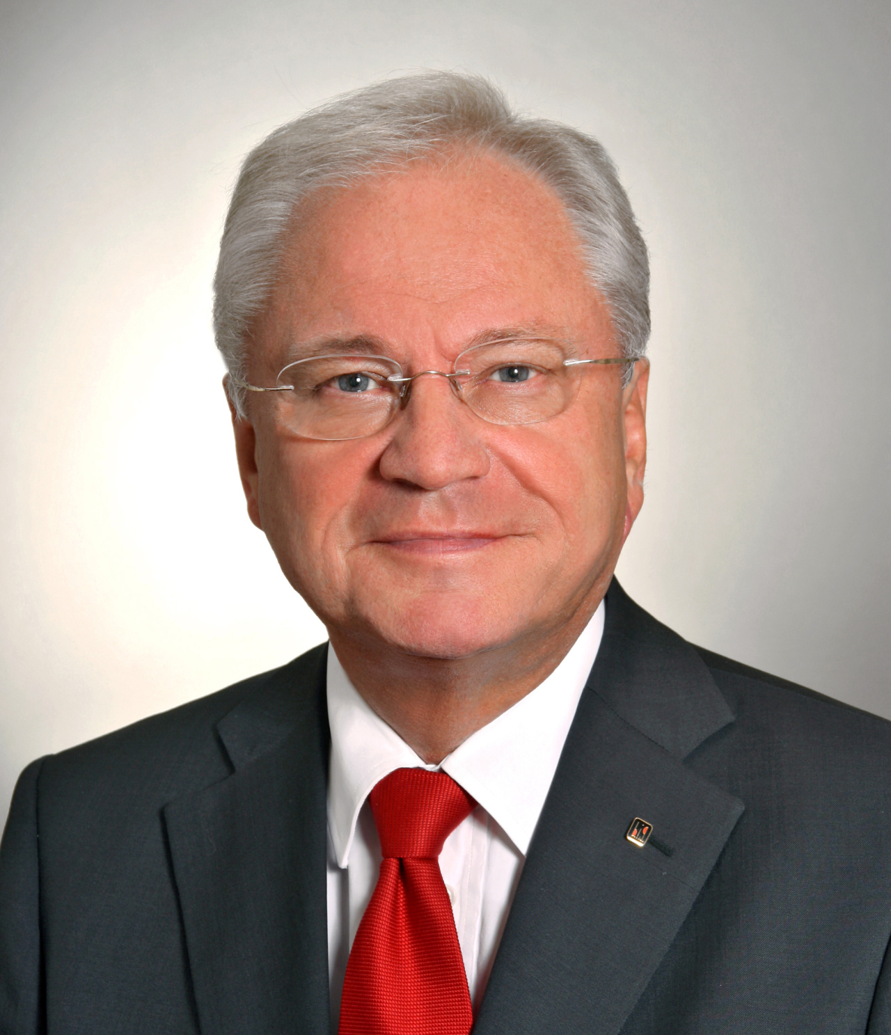 Portrait eines Mannes mit Brille und roter Krawatte