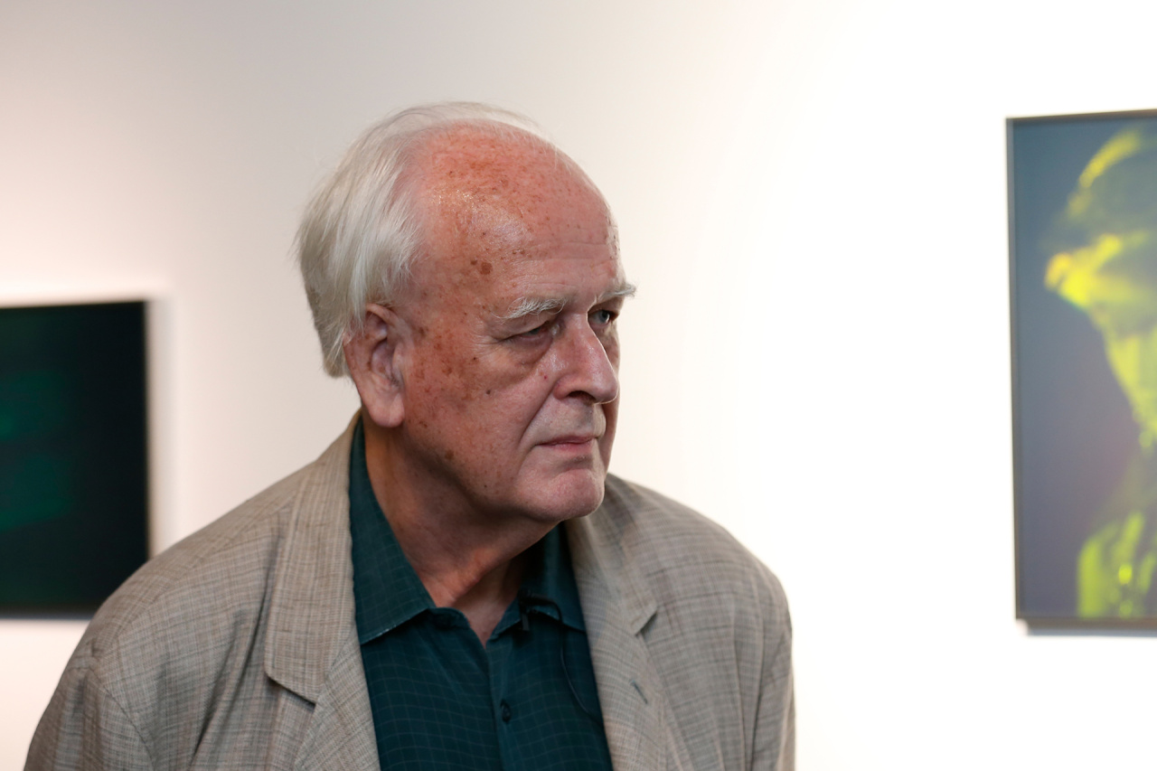 Dieter Jung steht in einer Galerie des ZKM