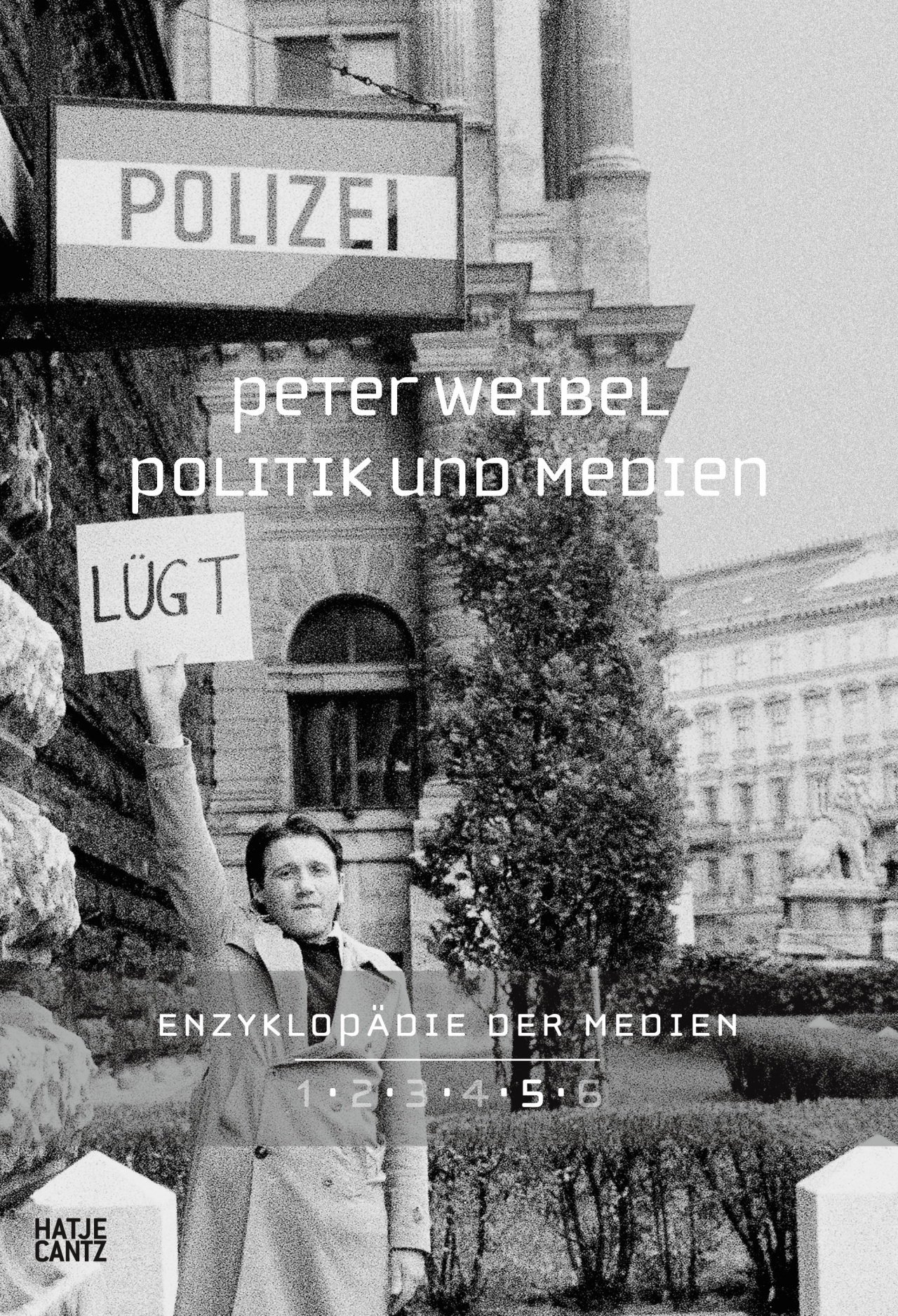 Cover der Publikation: hellgrau und Person (Peter Weibel) hält ein Schild mit der Aufschrift "lügt" vor einem Polizeirevier hoch