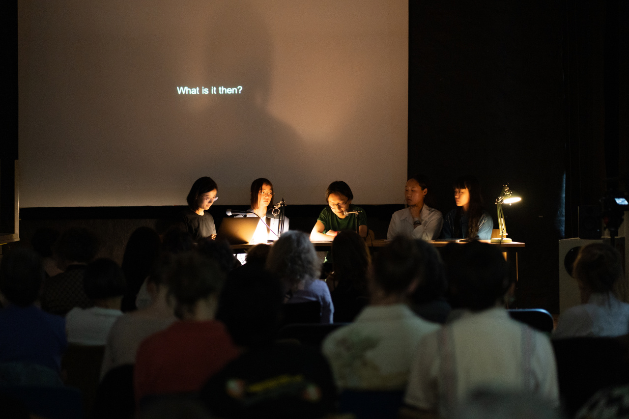 Asian Feminist Studio for Art and Research (AFSAR): »Critical History of Technology«, Lecture Performance at MATTER OF FLUX Festival | Women in Art, Science and Technology, 2023. From left: Hanwen Zhang, Mooni Perry, Yan Lin, Hye-in Park, Charmaine Poh.