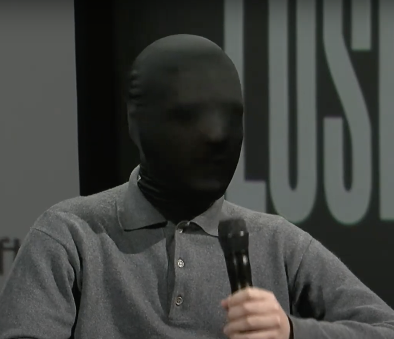 Portrait von Cem A. mit schwarzer Maske, die das Gesicht verdeckt