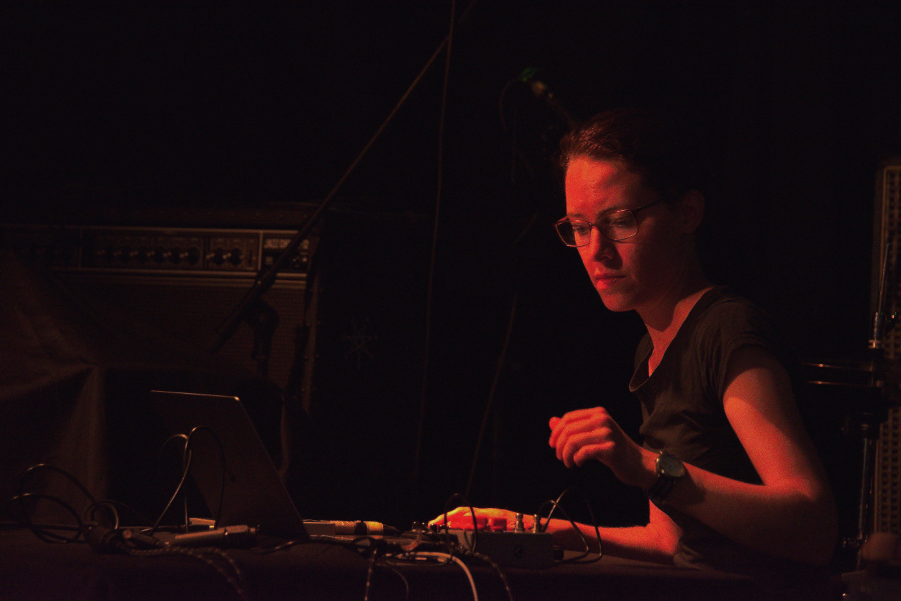 Katharina Schmidt in dunklem roten Licht an einem Mischpult