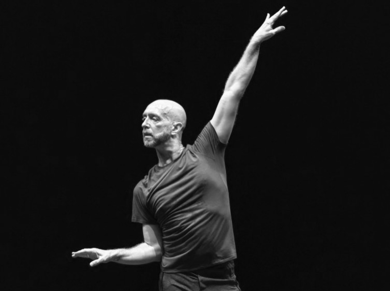 Picture of the dancer Christopher Roman during a choreography