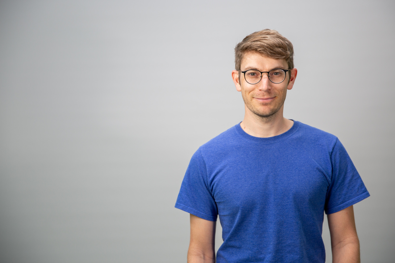 Mann mit Brille und blauem TShirt